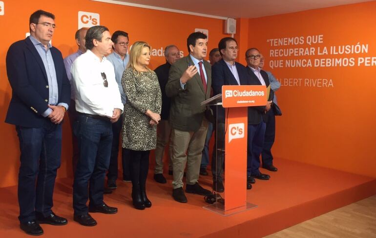 El portavoz de Ciudadanos, Fernando Giner, junto con su equipo en la presentación de la campaña de recogida de firmas