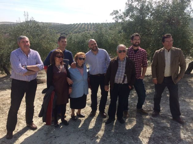 Remedios con sus familiares, con el exdirector de Memoria de la Junta, Miguel Ángel Melero( junto a Remedios) y Jesús Román, (segundo por la derecha), el arqueólogo que dirigió la intervención en la finca Santa Rita