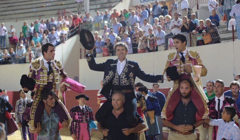 De izquierda a derecha, Rafael Serna, Pablo Hermoso de Mendoza y Pablo Aguado saliendo a hombros de la plaza de Utrera