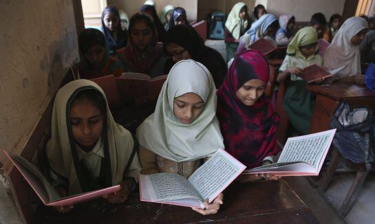 KHI07 KARACHI (PAKISTÁN) 17/12/2014.- Niñas rezan en el colegio en Karachi (PAkistán) hoy, miércoles 17 de diciembre de 2014, en recuerdo a las víctimas del ataque talibán a una escuela en Peshawar. Pakistán amaneció hoy de luto, con banderas a media asta