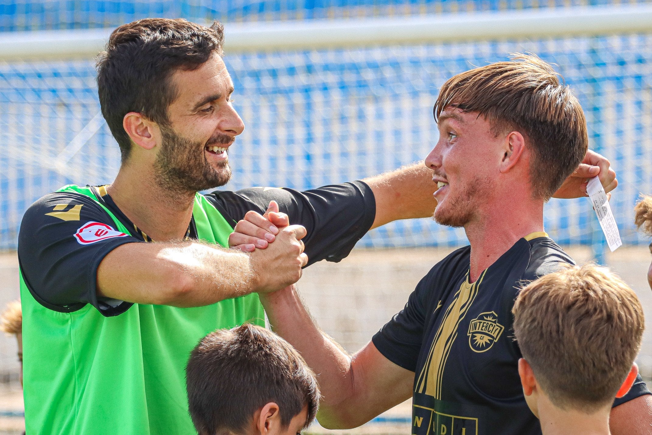 Vadik celebra con Undabarrena la victoria frente a Osasuna Promesas