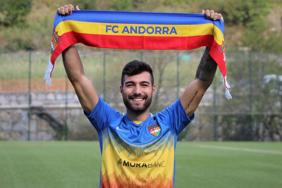 Alex Pastor en la presentació amb el FC Andorra