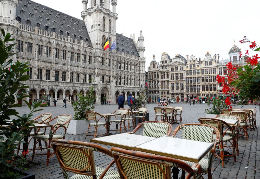 Terrazas vacías en la Grand Place de Bruselas