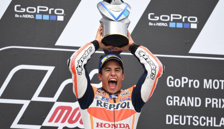 Marc Márquez celebra su victoria en el GP de Alemania de MotoGP.