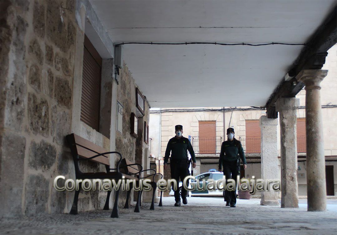 Agentes patrullando por Tendilla (Guadalajara)