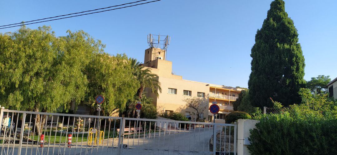 Entrada a la residencia de mayores Santa Llúcia de Dénia.