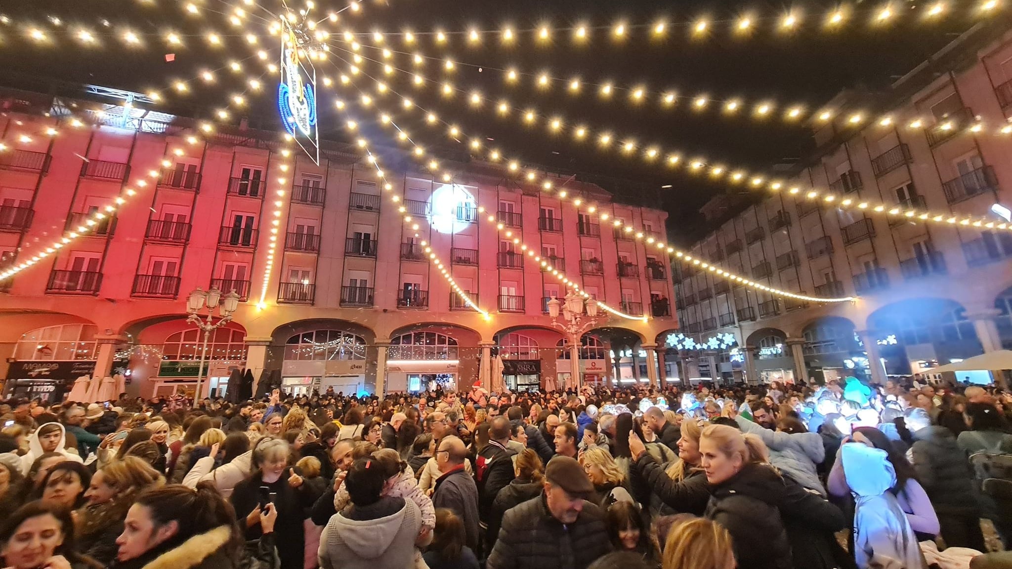 La Plaza Mayor de Elda ha acogido el acto del encendido del alumbrado navideño