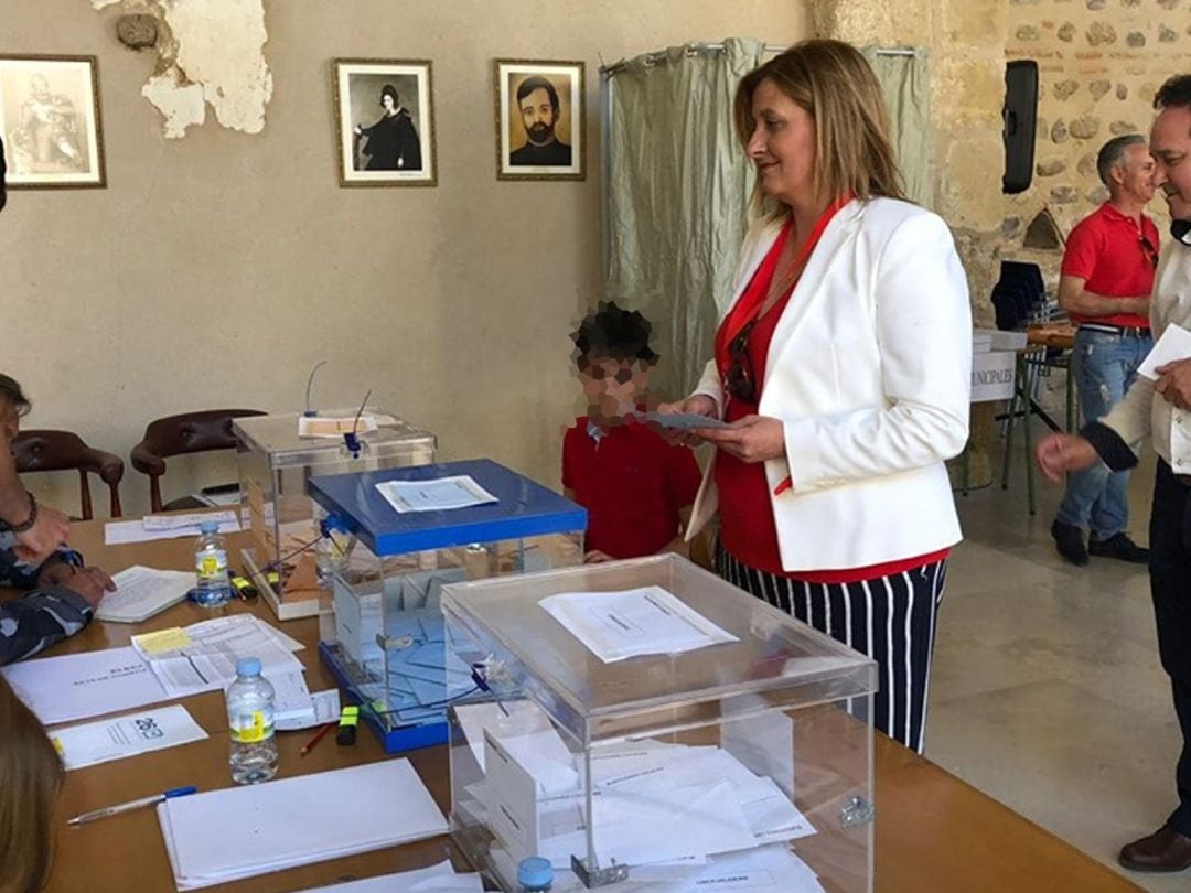 Rosa Ana Fernández durante la jornada del electoral del 26 de mayo