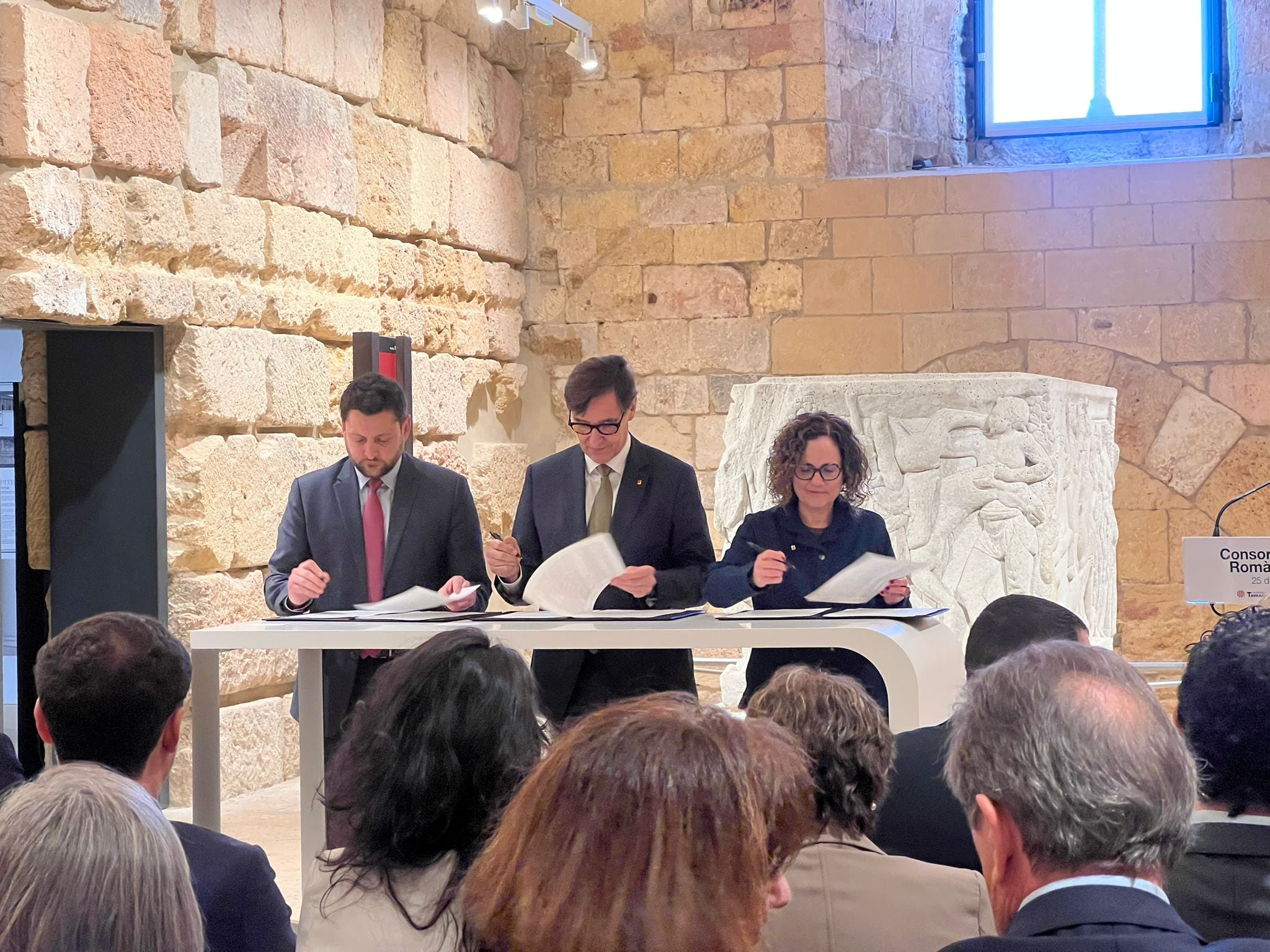L'alcalde de Tarragona, Rubén Viñuales, el president dela Generalitat, Salvador Illa i la consellera de Cultura, Sònia Hernández, durant la signatura del Consorci del Patrimoni Romà de Tàrraco.