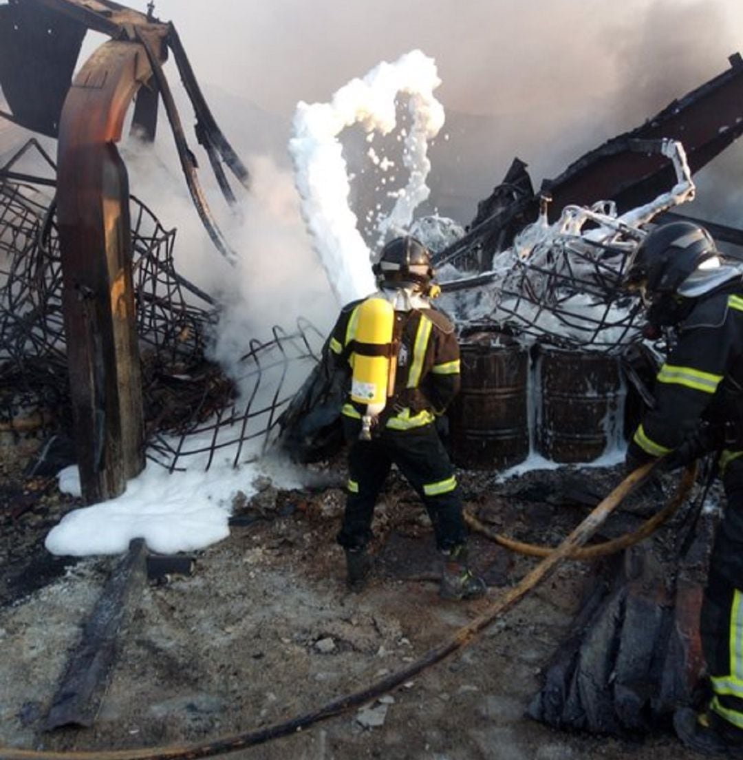 Bomberos realizando labores de enfriamiento de la zona