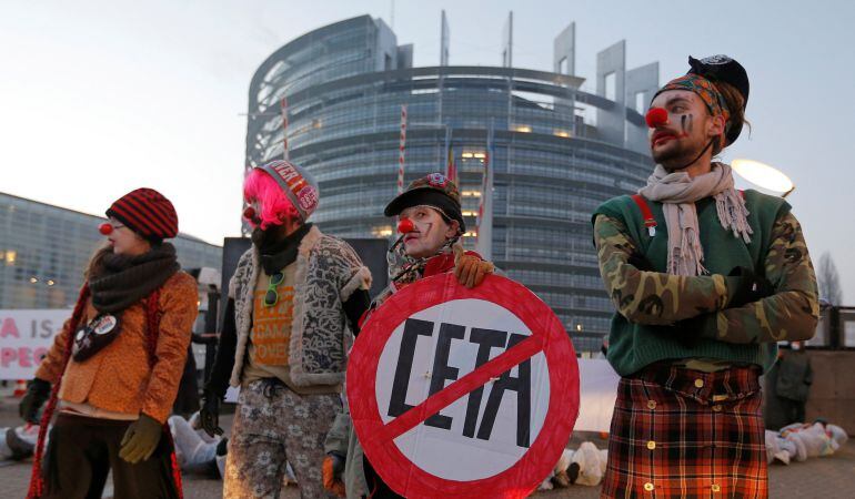 Manifestantes protestan frente al Parlamento Europea antes de la votación sobre el tratado de libre comercio con Canadá