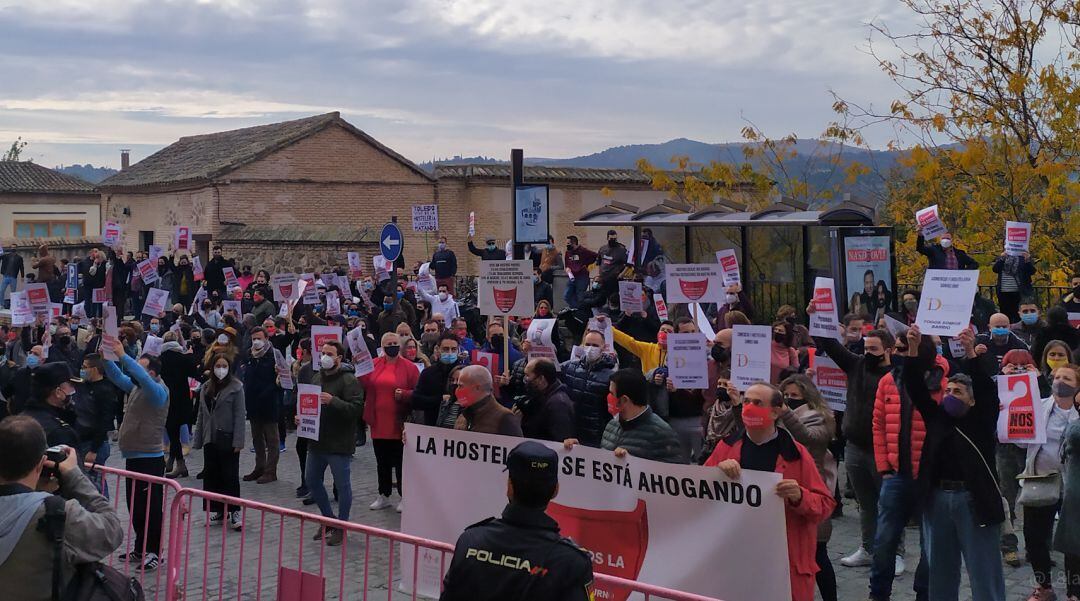 Los hosteleros delante del Palacio de Fuensalida