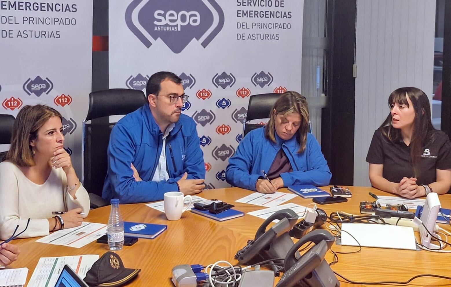 El presidente Barbón preside la última reunión del CECOPI, este viernes. Le flanquean la vicepresidenta Gimena Llamedo (a su izquierda) y la delegada del Gobierno, Adriana Lastra (a la derecha). Con camisa oscura, la Jefa de Bomberos de Asturias, Lucía Blanco.
