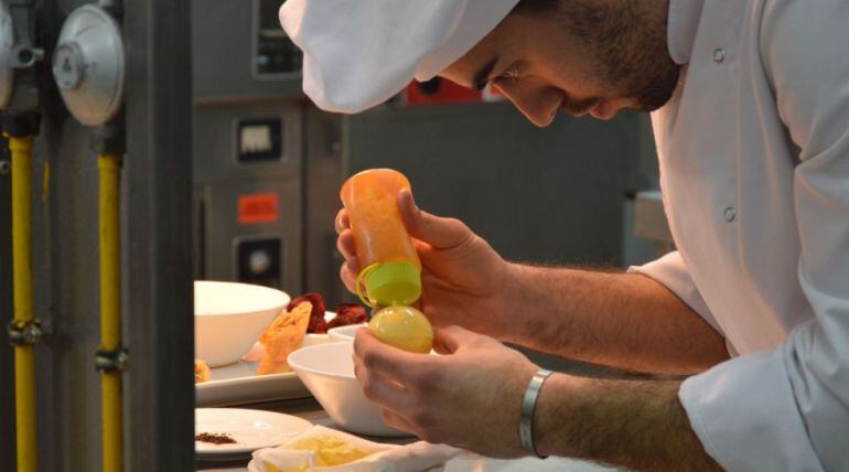 Imagen de estudiante de Santa Pola que fue finalista del Premio Promesas de Le Cordon Bleu.