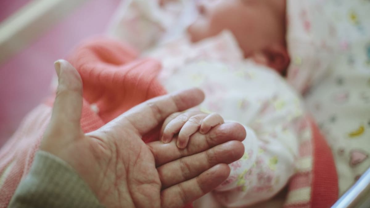 Una madre de familia monoparental obtiene los permisos de maternidad y paternidad