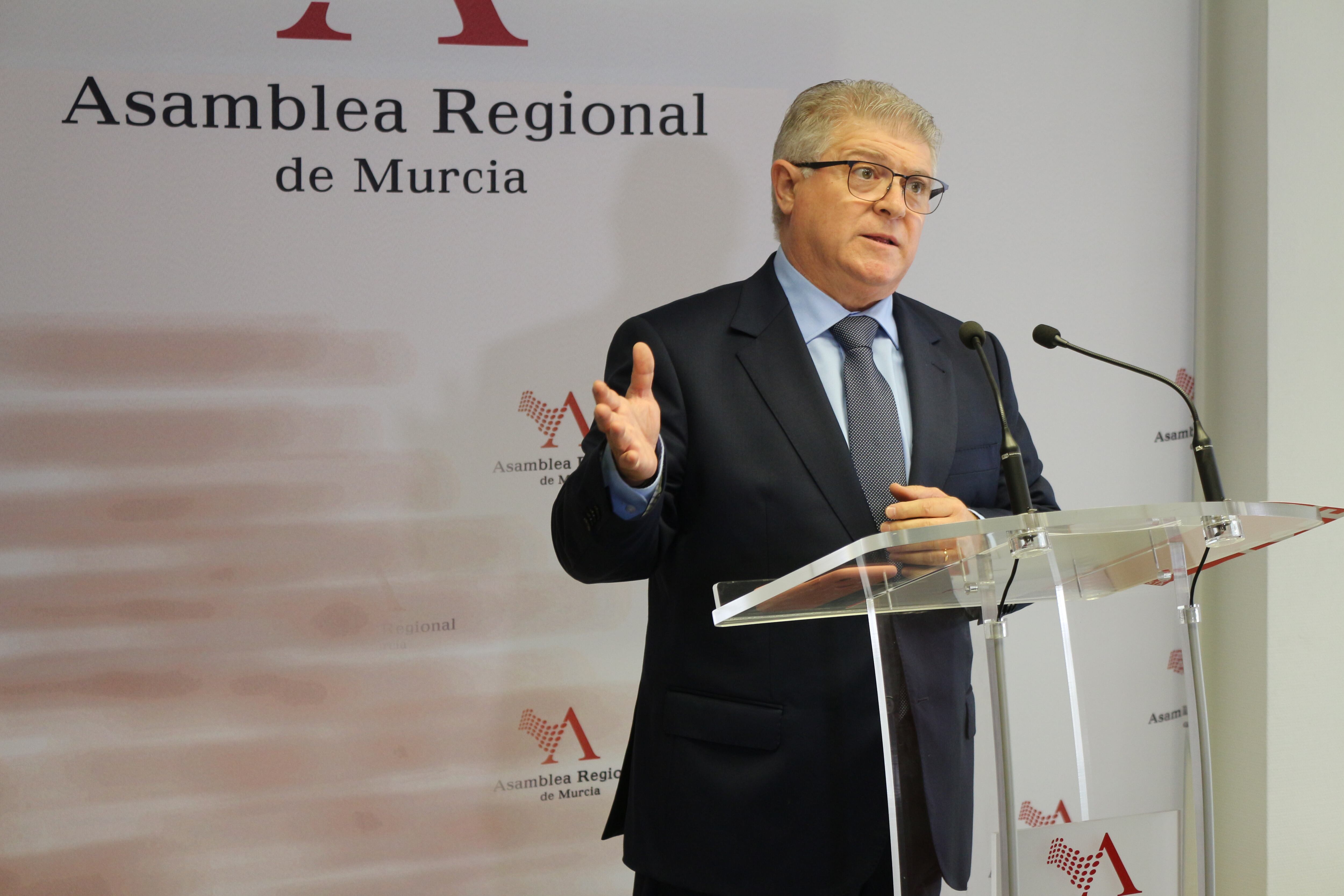 José Vélez compareciendo hoy en la sala de prensa de la Asamblea Regional