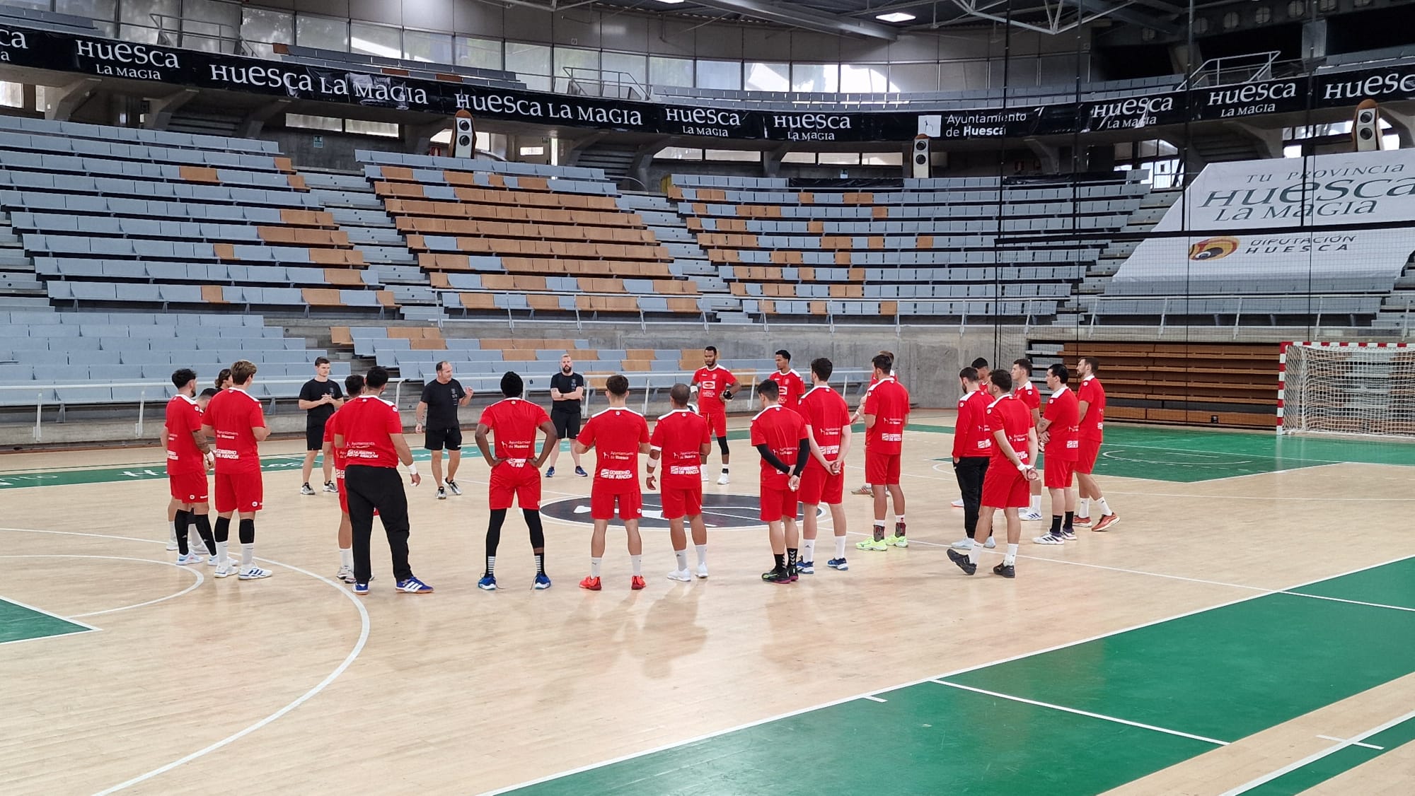 José Nolasco habla con los jugadores durante un entrenamiento del Bada Huesca