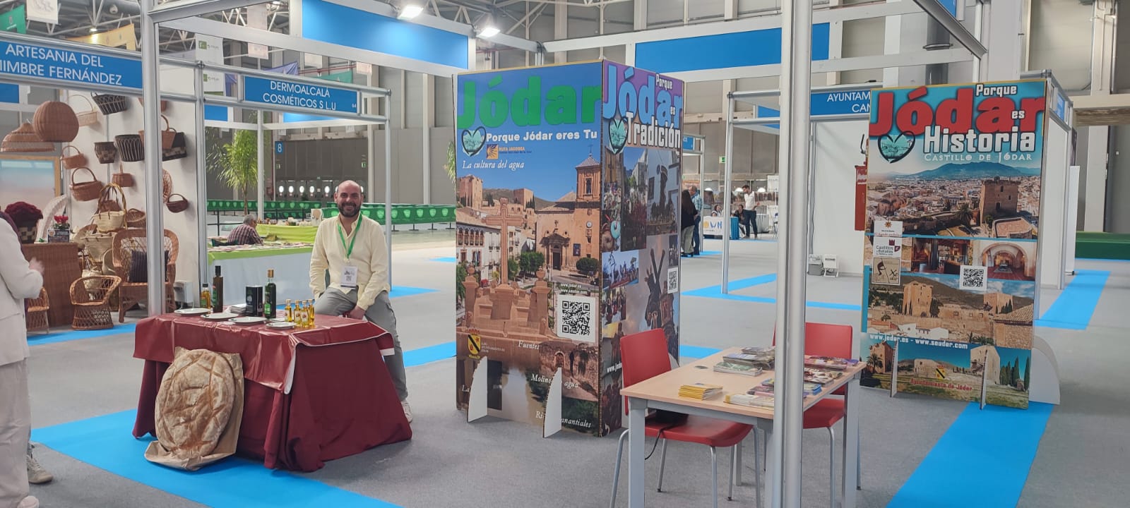 Stand de Jódar con el técnico municipal de Turismo