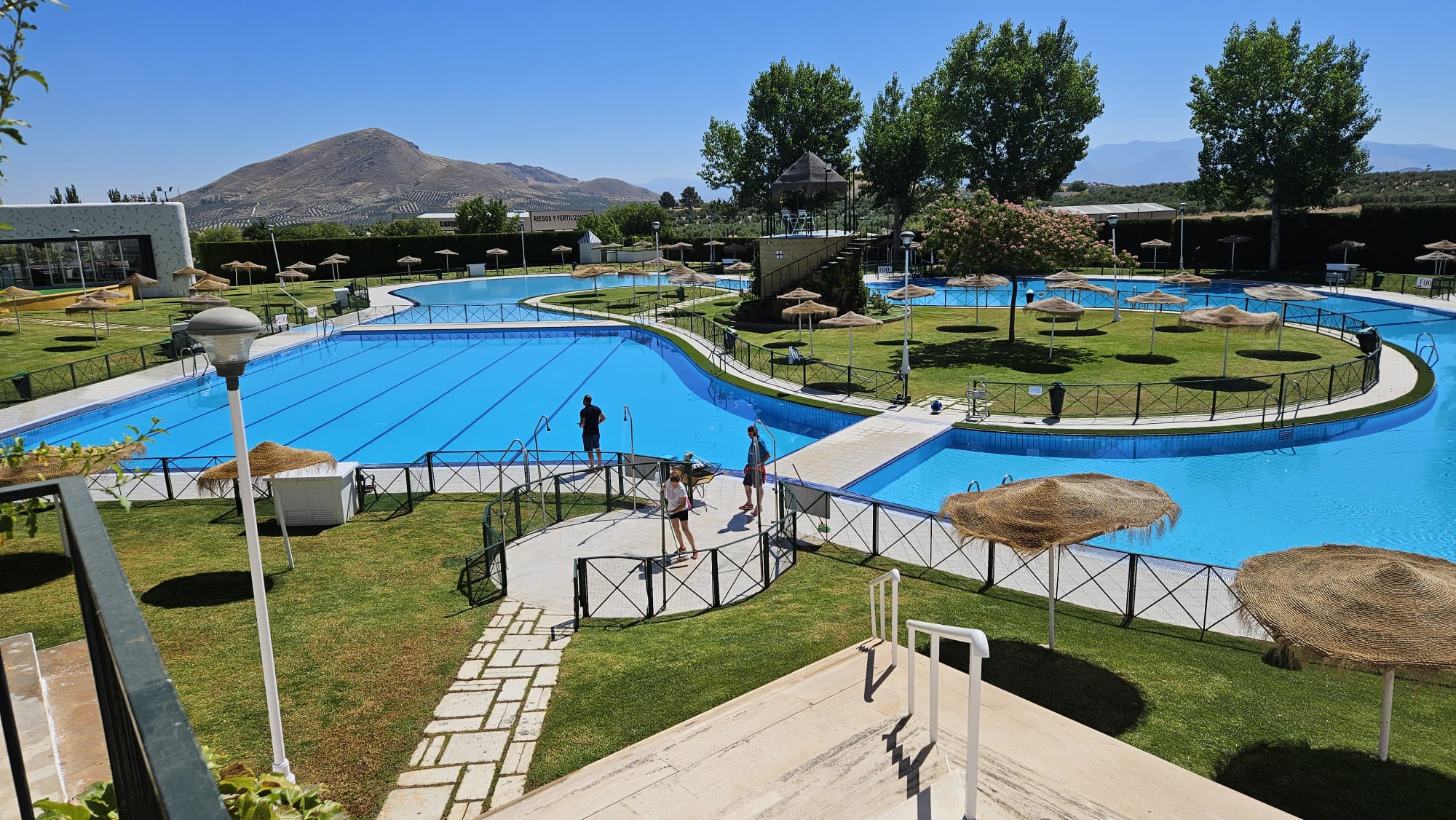 Vista panorámica de la Piscina Municipal de Jódar en la mañana del pasado viernes, durante la visita del equipo de gobierno