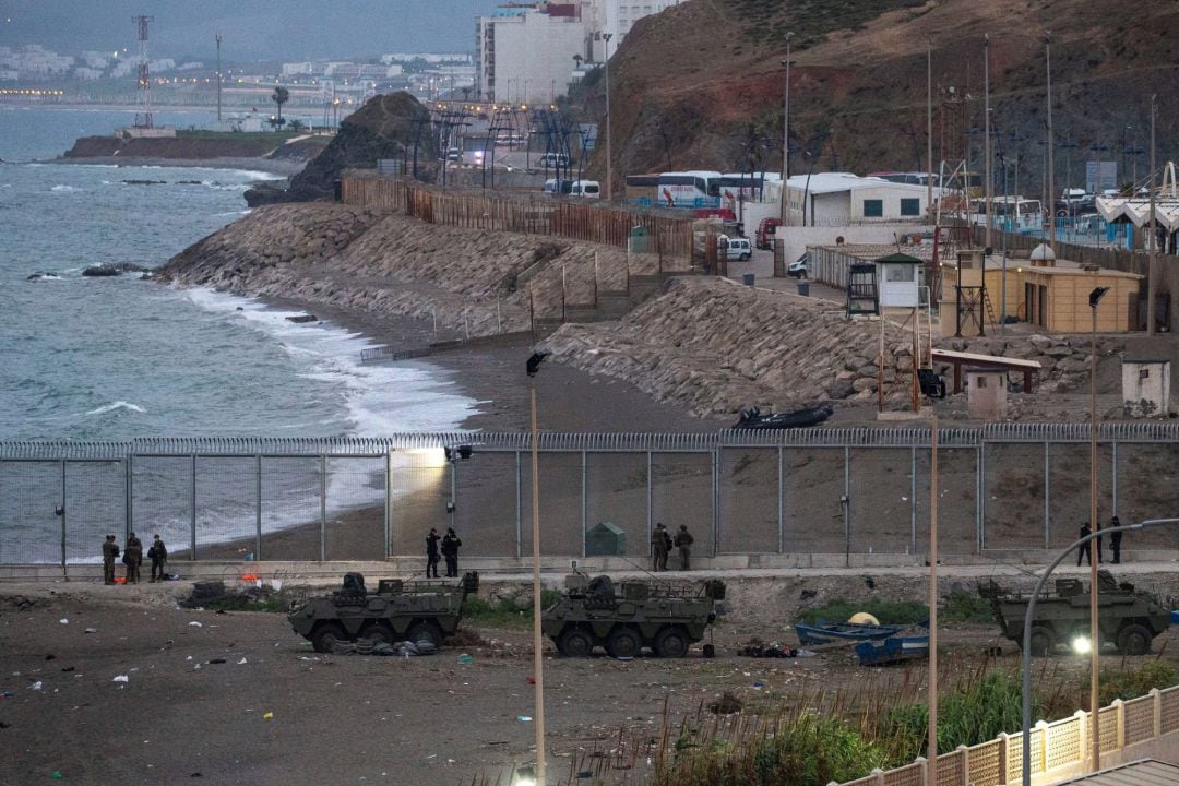 Soldados del Ejército vigilan la frontera del Tarajal que separa Ceuta de Marruecos