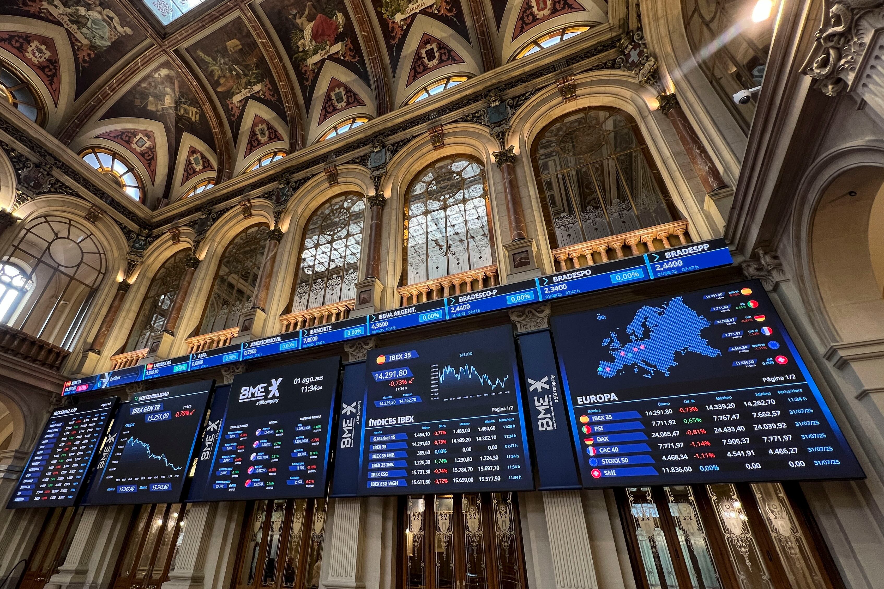 El principal selectivo español, el Ibex 35, cae el 0,50 % tras la apertura de este viernes 01 de agosto de 2025. EFE/ Altea Tejido.