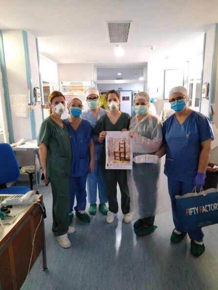 Miembros del grupo de Teatro Personaré entregan material al Centro de Salud de Jódar