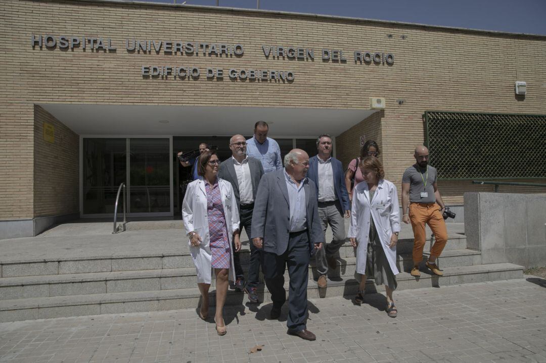 El consejero de Salud y Familias, Jesús Aguirre (c) y el alcalde de Sevilla, Juan Espadas, visitan los servicios de Urgencias del Hospital Virgen del Rocío