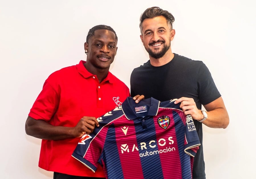 El Levante firma a Etta Eyong