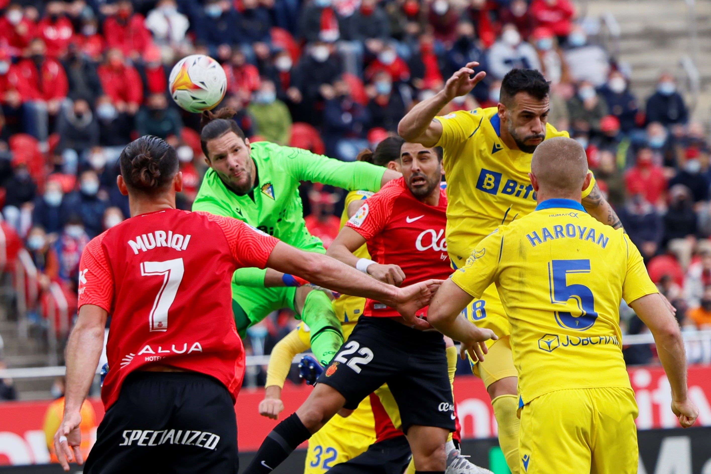 PALMA DE MALLORCA, 05/02/2022.-El portero del Cádiz Jeremías Ledesma (2i) cabecea el balón ante los jugadores del Mallorca durante el partido de la vigésimo ternera jornada de Liga que el Mallorca y el Cádiz disputan este sábado. EFE/CATI CLADERA
