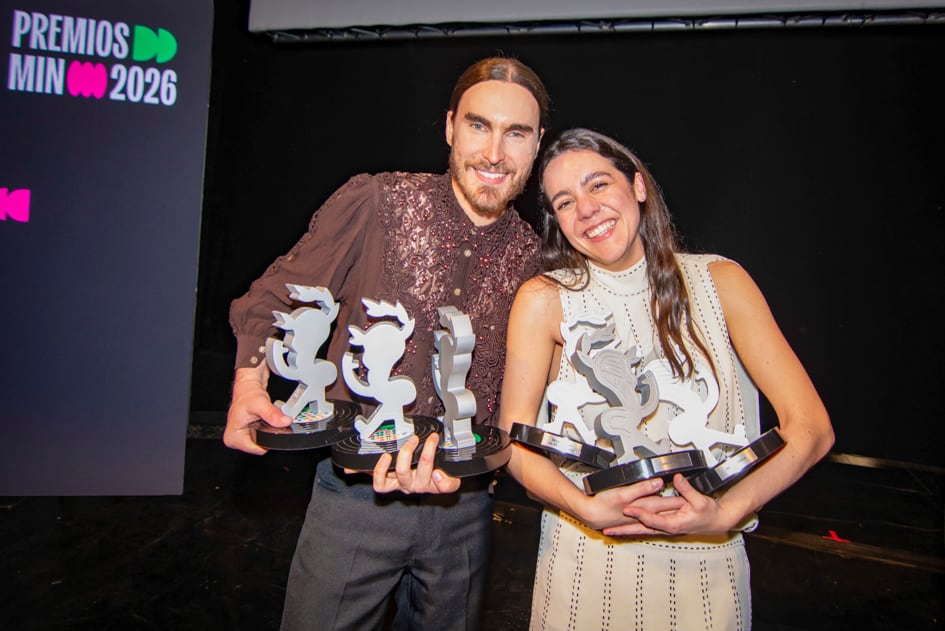  Los cantantes Valeria Castro y Carlos Ares posan con sus galardones en la gala de entrega de los Premios MIN, organizados por la Unión Fonográfica Independiente, este miércoles en el Gran Teatro de Córdoba. EFE/Premios MIN/Adrián YR 