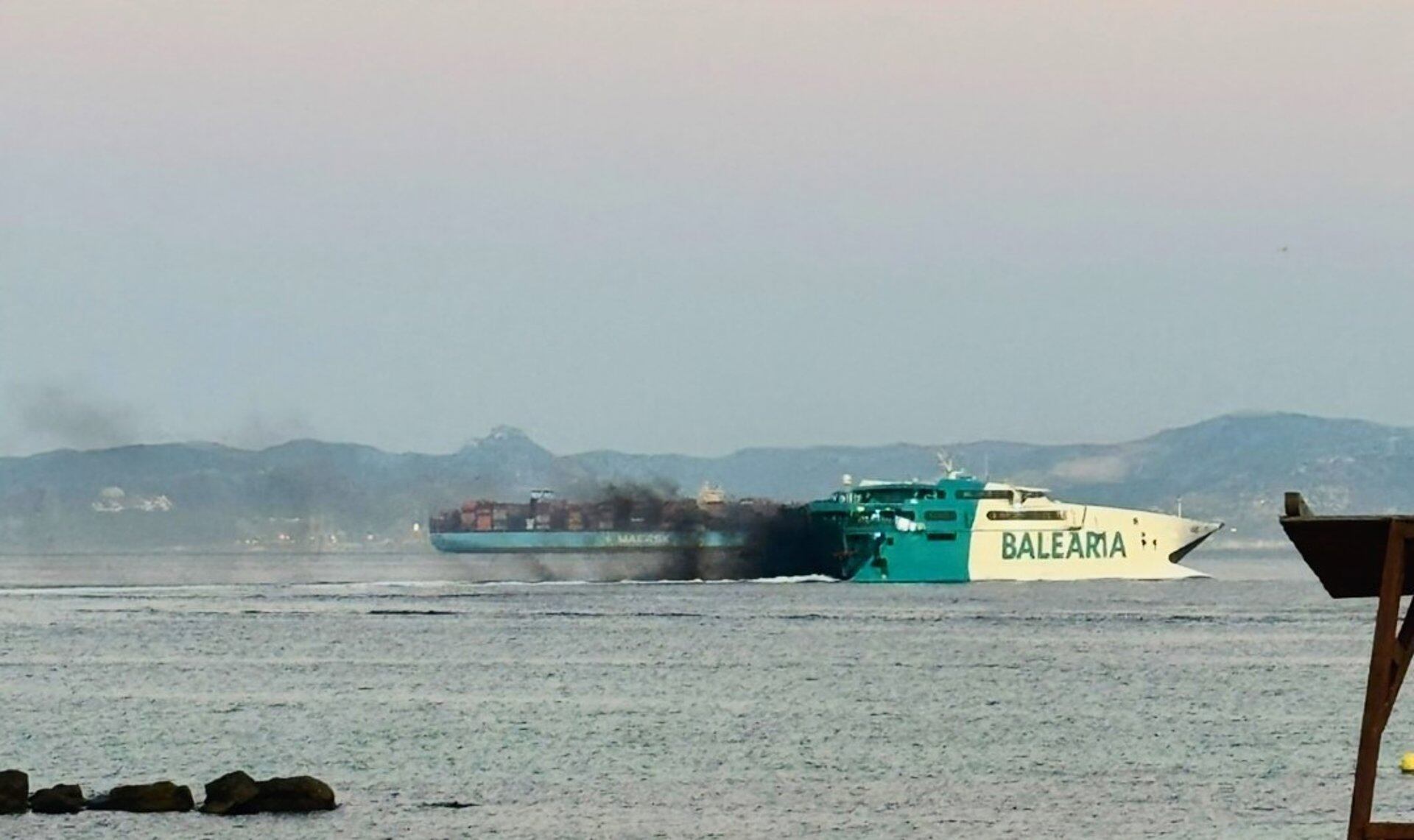 Humo en un ferri en el Estrecho