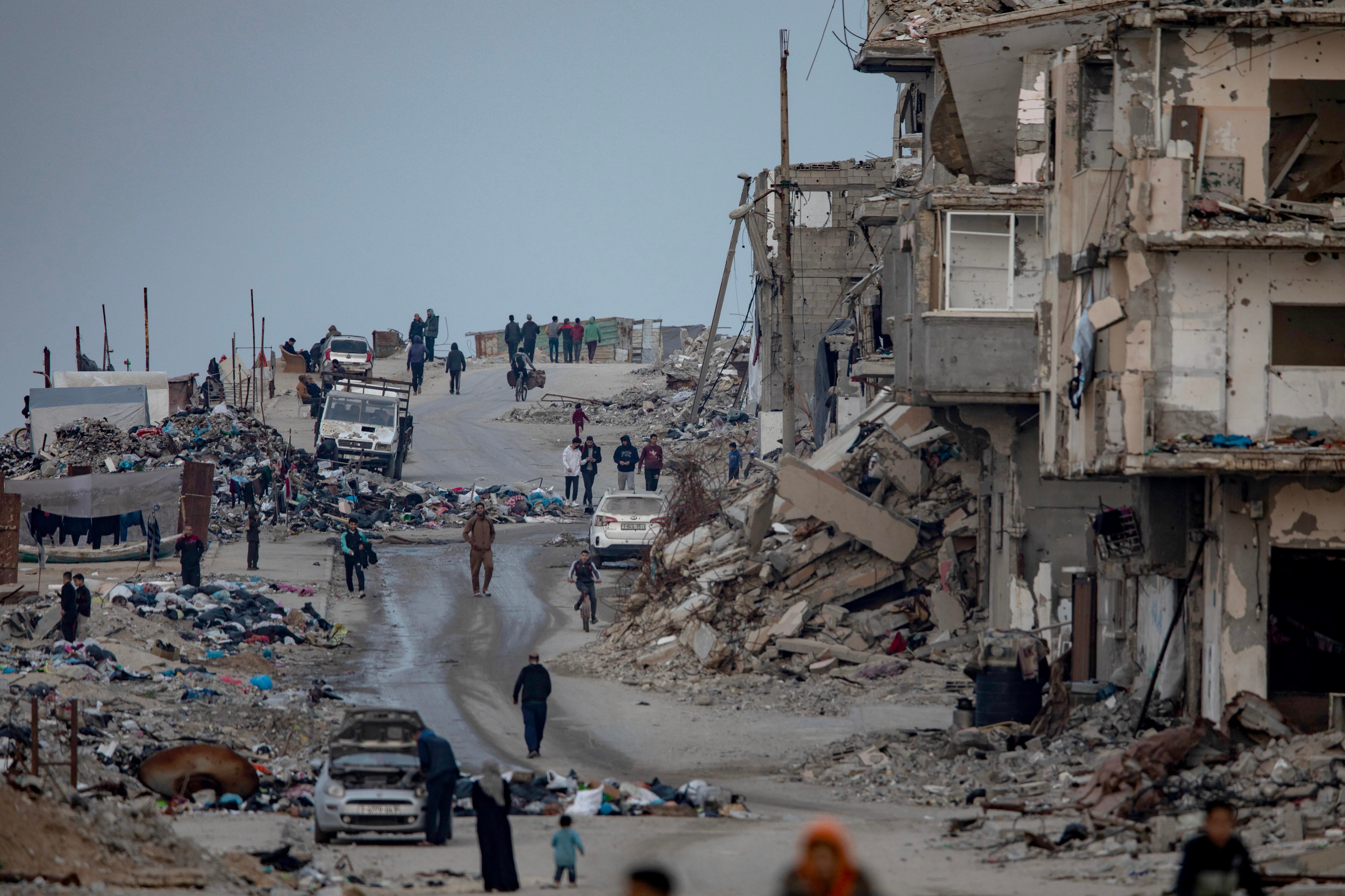 Algunos palestinos, en una Gaza destruida tras el alto el fuego entre Israel y Hamás.