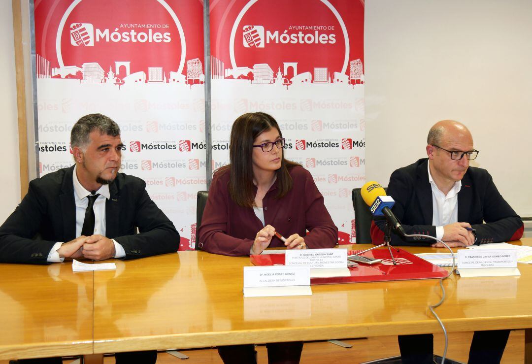 La alcaldesa de Móstoles, Noelia Posse, junto al concejal de hacienda, Javier Gómez y al 2º Teniente de Alcaldesa, Gabriel Ortega, durante la presentación del Presupuesto del Ayuntamiento de Móstoles