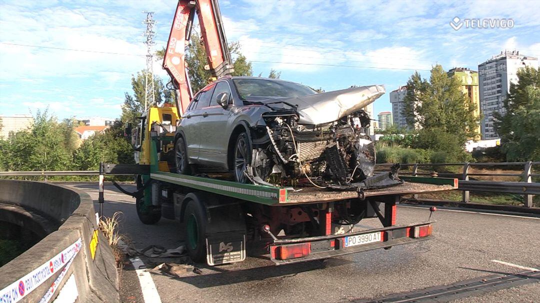 La grúa se lleva el vehículo que cayó al Lagares tras salirse de la vía