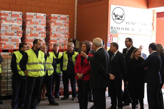 La Reina Doña Sofía visita el Banco de Alimentos en Alicante 