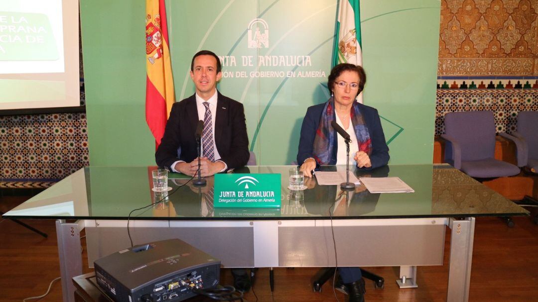 José María Martín (izquierda) sustituye a Gracia Fernández al frente de la delegación del Gobierno.