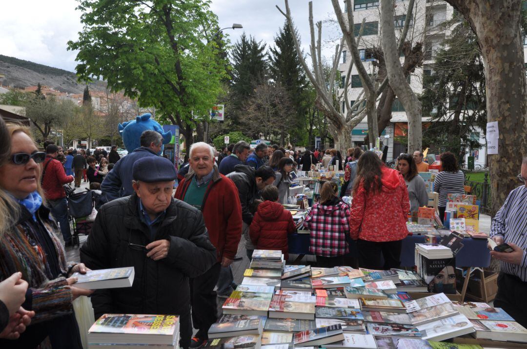 Los lectores acuden a los puestos de las librerías en una edición anterior