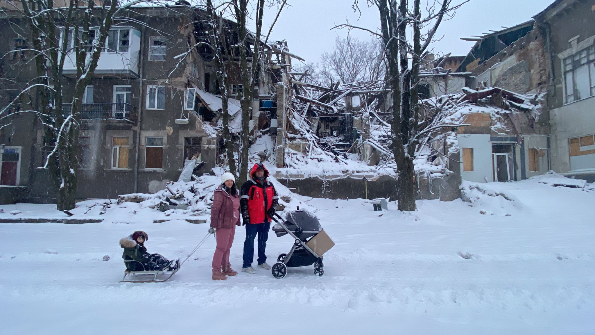 Una familia pasea por las calles de Slovianks, a 40 kilómetros del frente