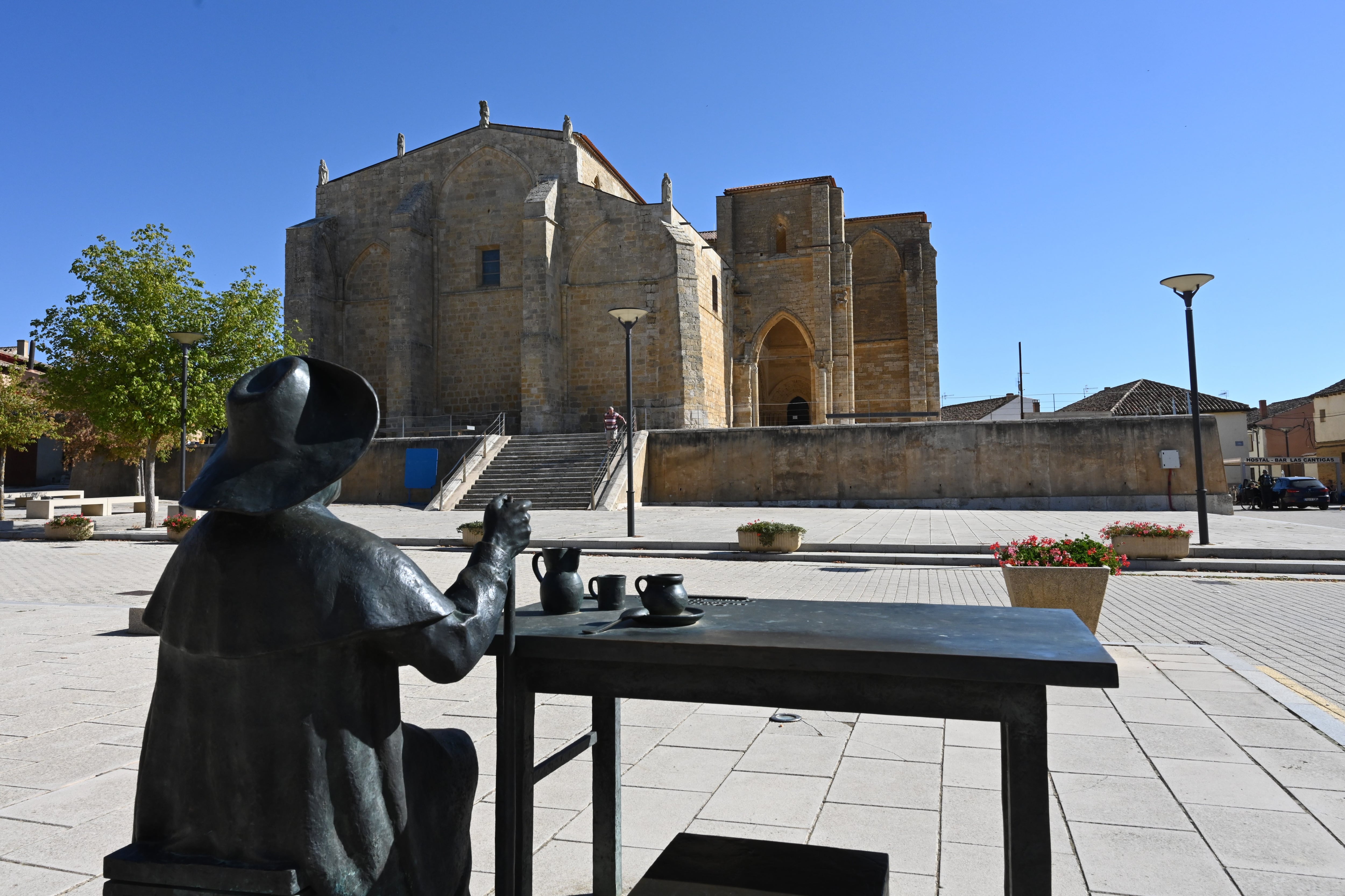 Villalcazar de Sirga (Palencia), 16/12/2023.- Escultura del mesonero mayor del Camino, Pablo Payo, situada entre al mesón que regentaba y la iglesia de Santa María la Blanca de Villalcazar de Sirga (Palencia), homenaje a los peregrinos del Camino de Santiago. EFE/ Almudena Álvarez
