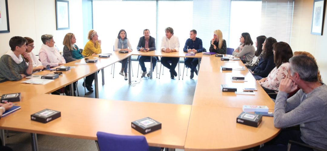 Profesores de escuelas infantiles de Fuenlabrada se reunen en el Ayuntamiento para conocer el nuevo programa de formación en igualda pra los docentes.