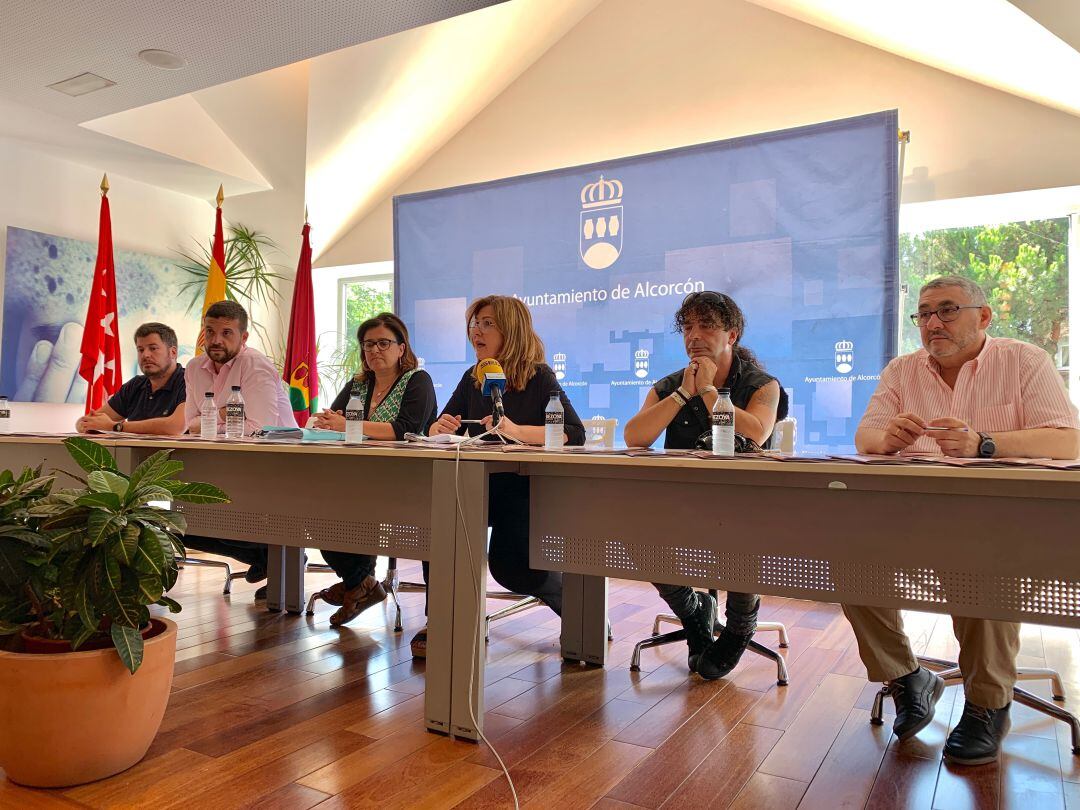 Natalia de Andrés junto a los cuatro tenientes de alcalde (Miguel A. González, Jesús Santos, Sonia López y Daniel Rubio) y Fran Gómez de la Serna, del grupo Mägo de Oz