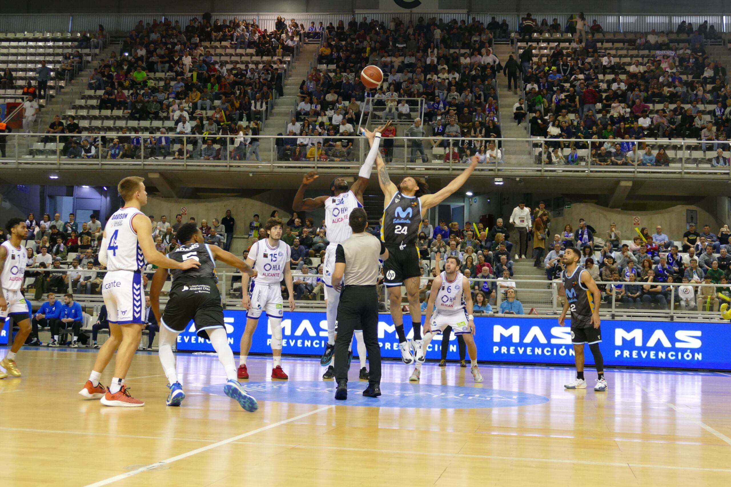 Saque inicial entre HLA Alicante y Movistar Estudiantes. Foto: Fundación Lucentum