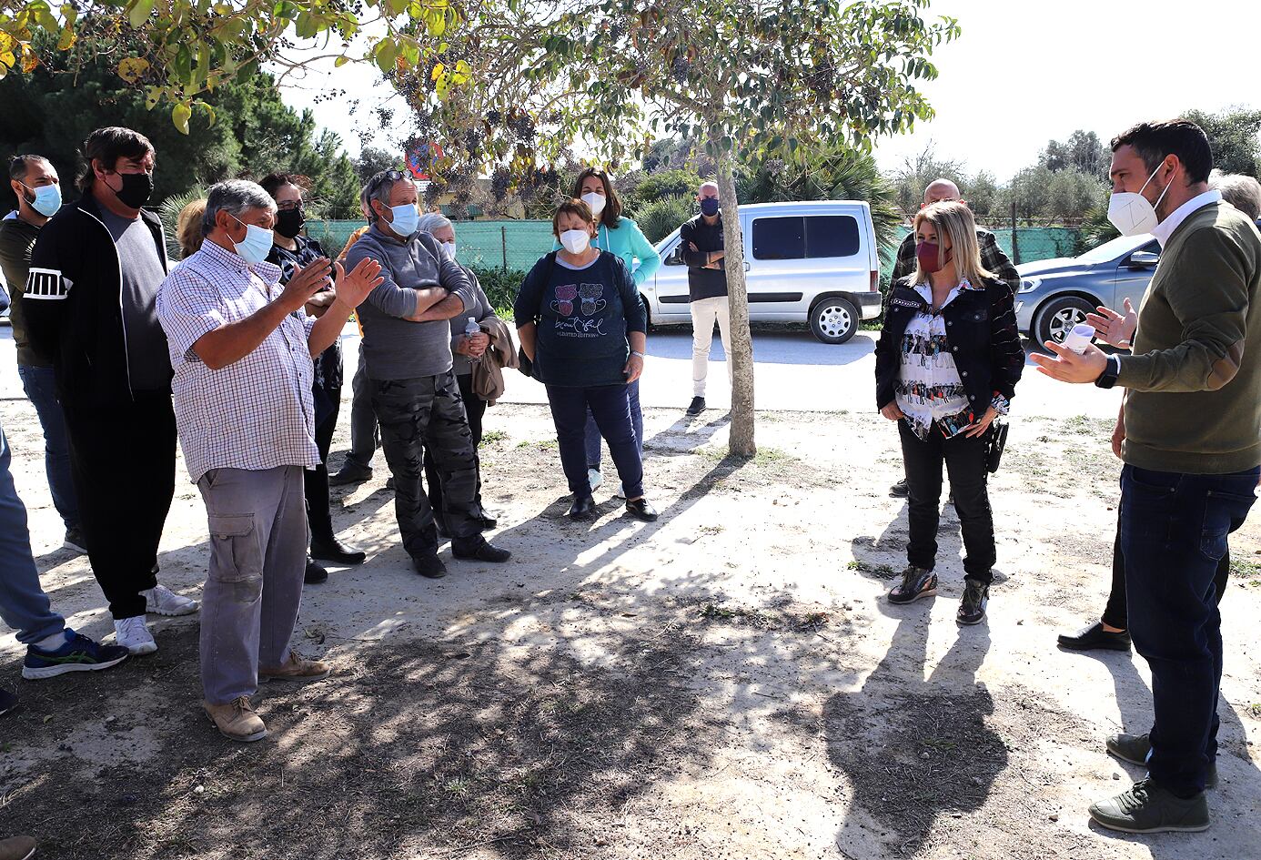 La alcaldesa de Jerez durante el encuentro con los vecinos de La Guareña