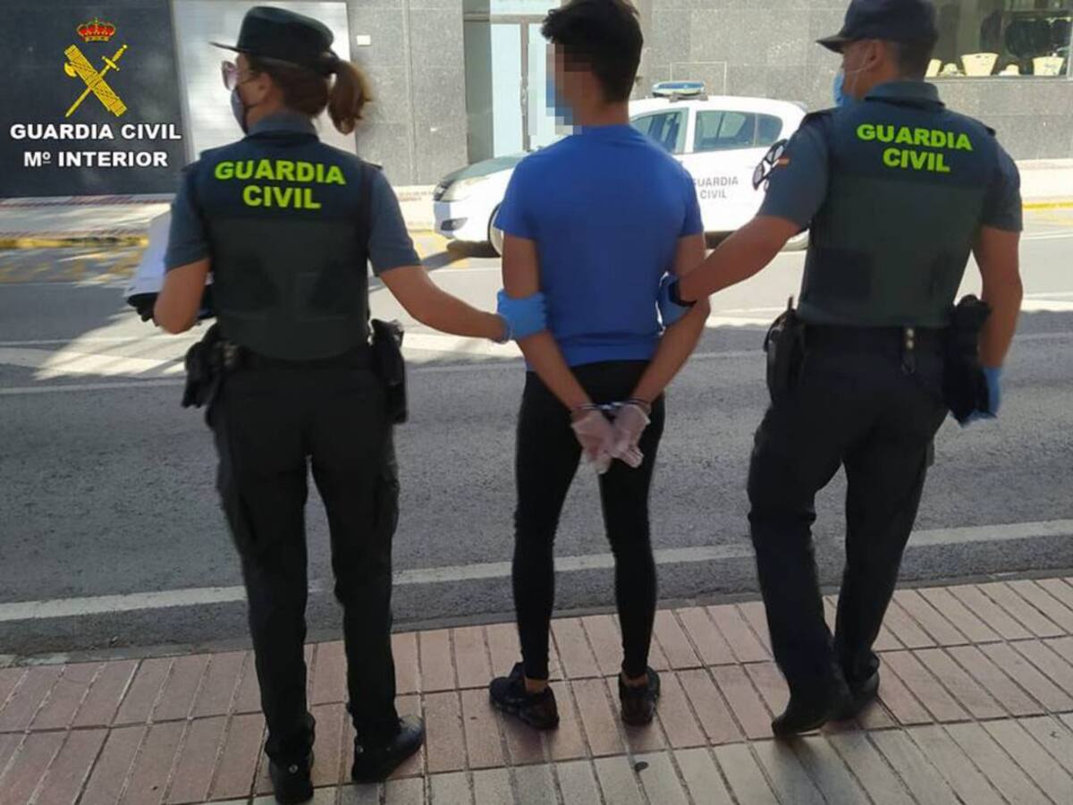 La Guardia Civil detiene en Sax a cuatro personas por robo mediante engaño y violencia e intimidación