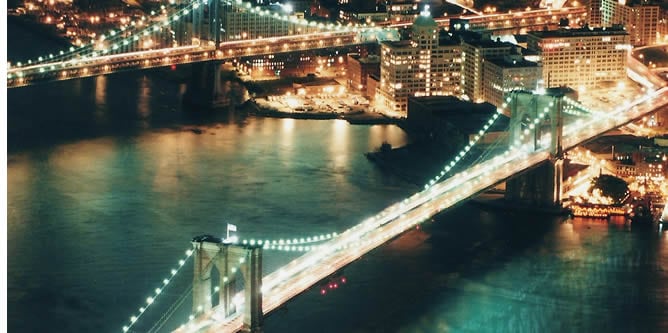 Imagen nocturna del puente de Brooklyn