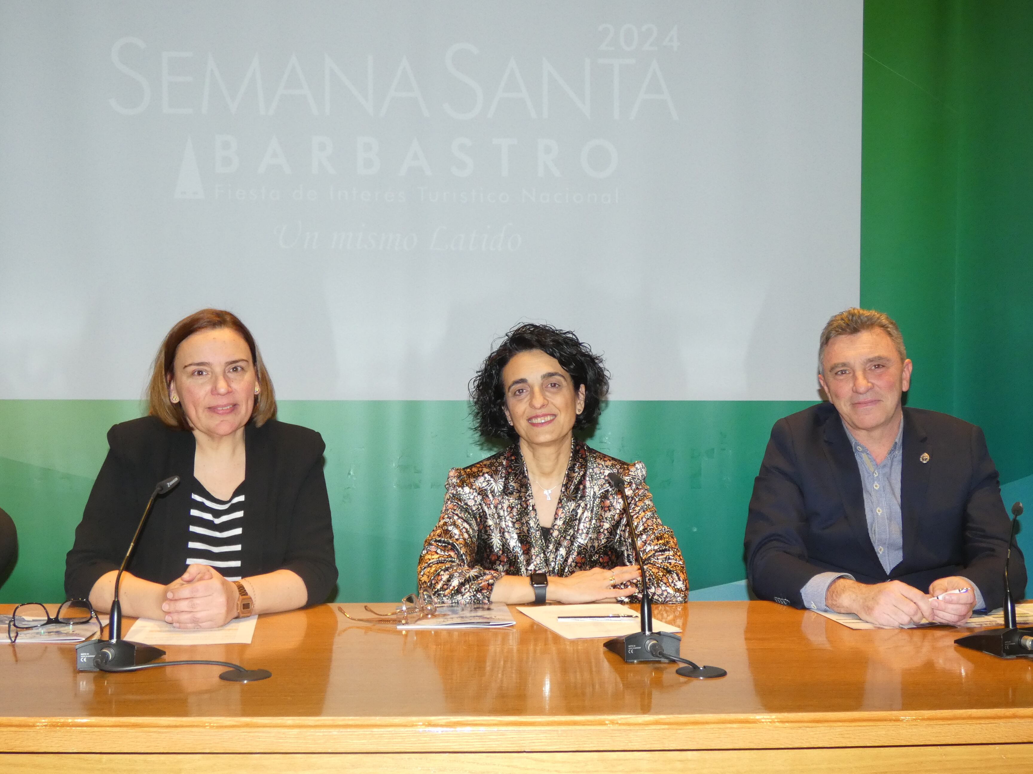 La presidenta de la junta de cofradías, Silvia Peropadre ( en el centro) con Ana Belén Andreu y Carlos Azcón, ambos miembros de la junta