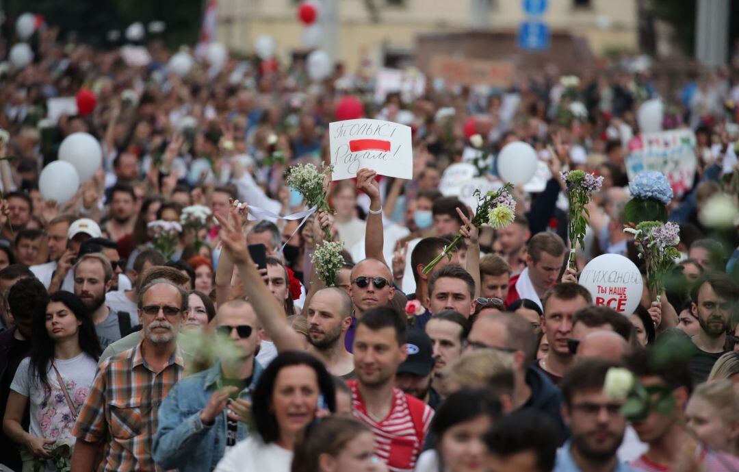 Manifestación en Minsk, la capital de Bielorrusia, este viernes, en protesta por los cuestionados resultados electorales que dan por vencedor al presidente Alexander Lukashenko con un 80% de los votos.