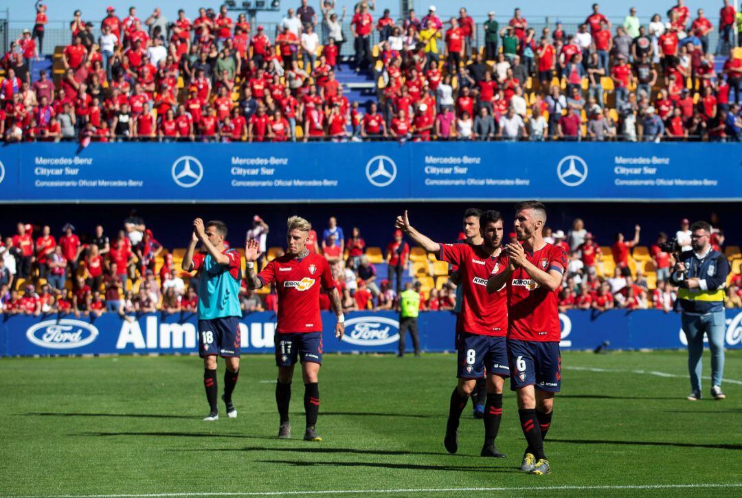 Los jugadores de Osasuna saludan a sus aficionados durante el partido ante el Alcorcón en el Estadio de Santo Domingo