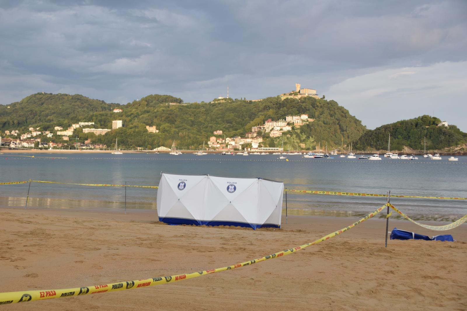 El cadaver de un hombre ha sido encontrado en la orilla de la playa por operarios del servicios de limpieza