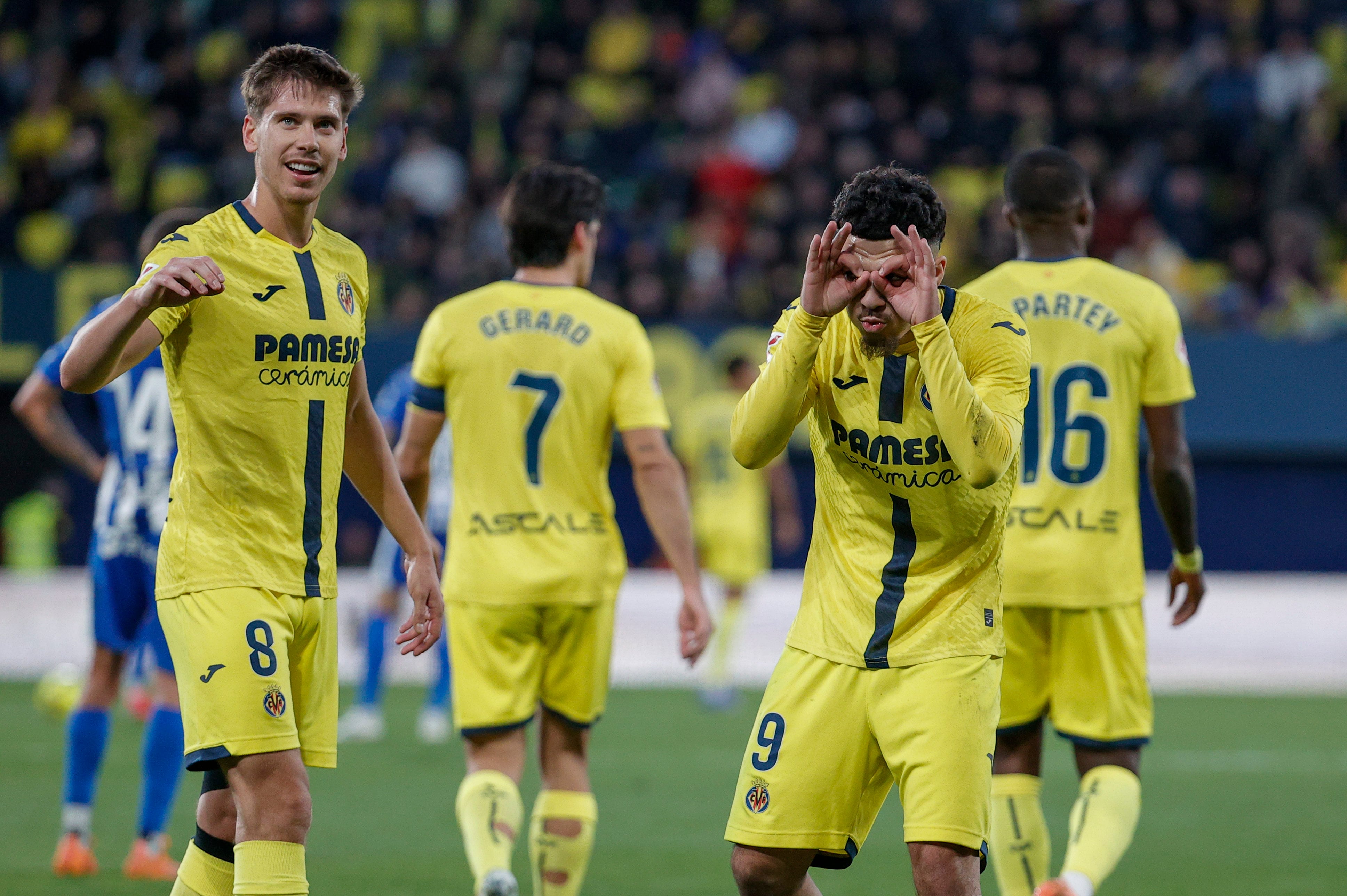 VILLARREAL (CASTELLÓN), 10/01/2026.- El delantero del Villarreal Georges Mikautadze (d) celebra tras anotar el tercer gol del equipo durante el partido de la jornada 19 de LaLiga EA Sports que disputan Villarreal CF y el Alavés este sábado en el Estadio de la Cerámica en Villarreal. EFE/ Manuel Bruque